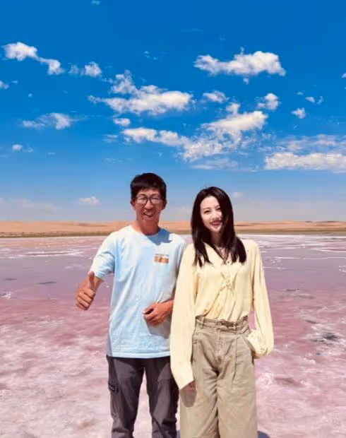 44歲高圓圓逆生長!烏蘭草原嗨翻天,網友驚呼這哪是阿姨