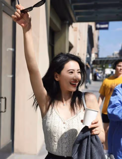 44歲高圓圓逆生長!烏蘭草原嗨翻天,網友驚呼這哪是阿姨