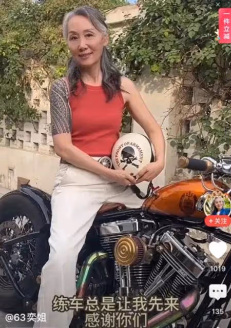 63歲網紅奶奶穿2万旗袍秀身材,全家福驚現時空錯位!