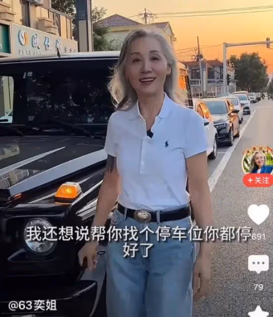 63歲網紅奶奶穿2万旗袍秀身材,全家福驚現時空錯位!