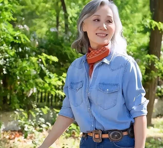 63歲網紅奶奶穿2万旗袍秀身材,全家福驚現時空錯位!