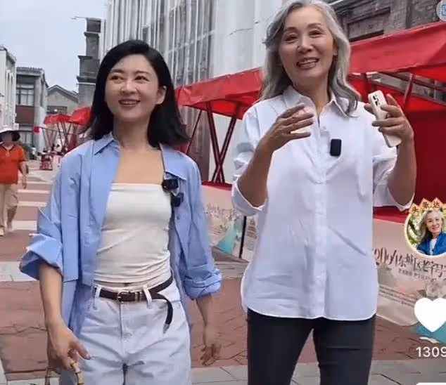 63歲網紅奶奶穿2万旗袍秀身材,全家福驚現時空錯位!