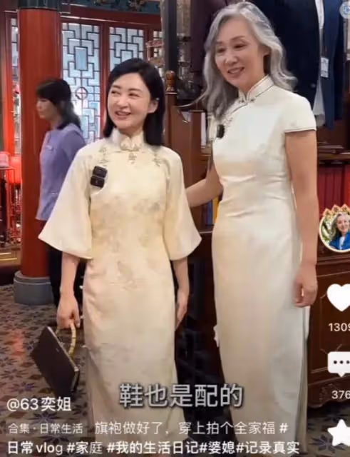 63歲網紅奶奶穿2万旗袍秀身材,全家福驚現時空錯位!