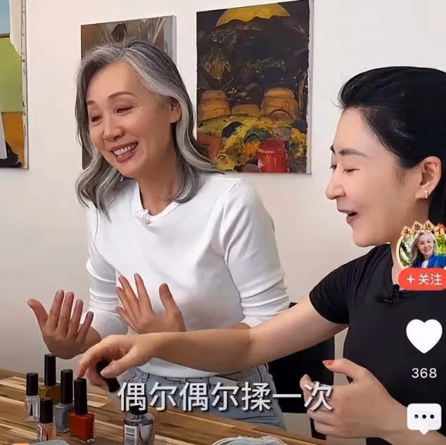 63歲網紅奶奶穿2万旗袍秀身材,全家福驚現時空錯位!