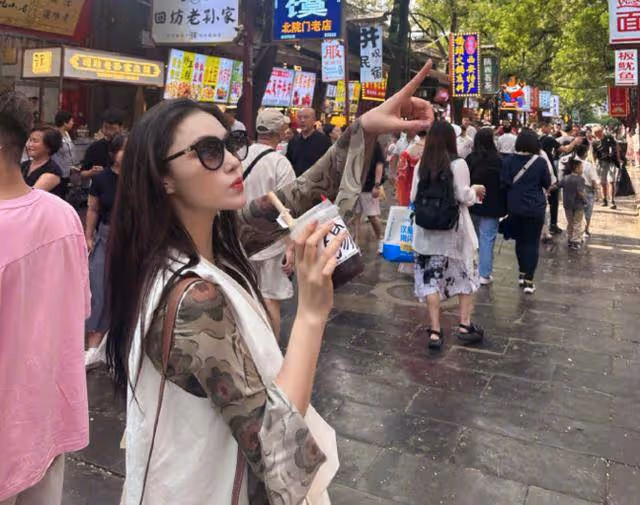37歲張馨予逆生長法則!穿紅T恤短褲大長腿搶鏡