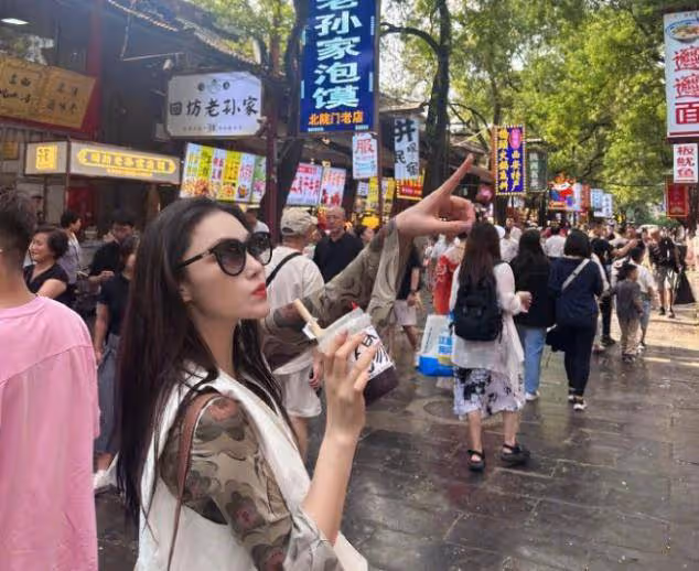 37歲張馨予逆生長法則!穿紅T恤短褲大長腿搶鏡