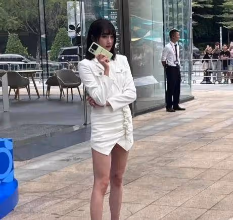 關曉彤大玩火辣熟女范兒!一身銀色閃亮短裙秀大長腿太撩人