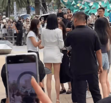 關曉彤大玩火辣熟女范兒!一身銀色閃亮短裙秀大長腿太撩人