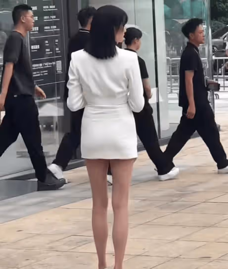關曉彤大玩火辣熟女范兒!一身銀色閃亮短裙秀大長腿太撩人