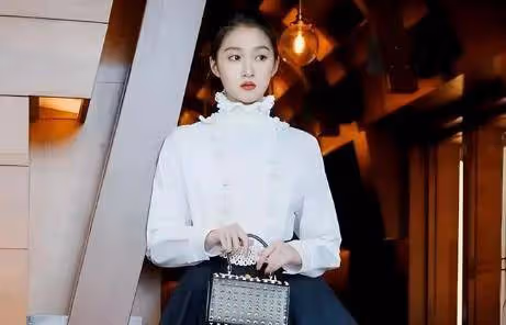 關曉彤大玩火辣熟女范兒!一身銀色閃亮短裙秀大長腿太撩人