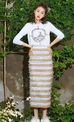 關曉彤大玩火辣熟女范兒!一身銀色閃亮短裙秀大長腿太撩人