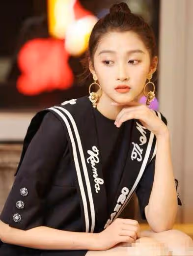 關曉彤大玩火辣熟女范兒！一身銀色閃亮短裙秀大長腿太撩人