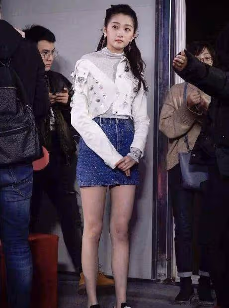 關曉彤大玩火辣熟女范兒！一身銀色閃亮短裙秀大長腿太撩人