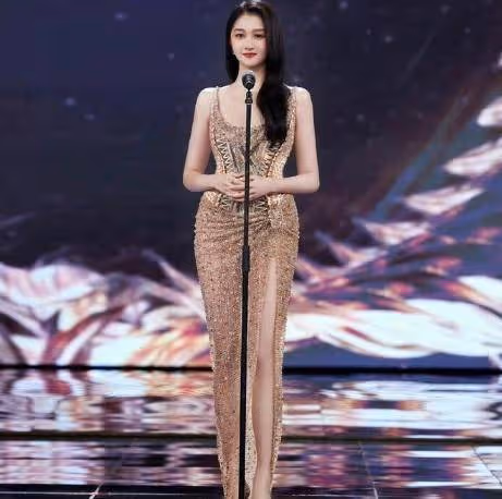 關曉彤大玩火辣熟女范兒!一身銀色閃亮短裙秀大長腿太撩人