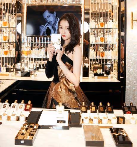 關曉彤大玩火辣熟女范兒!一身銀色閃亮短裙秀大長腿太撩人