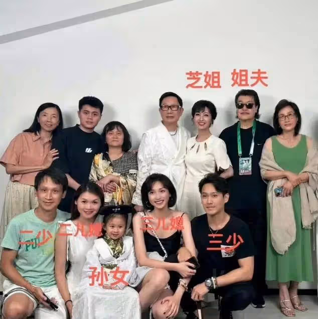 趙雅芝全家福引發熱議:71歲「白娘子」的傳奇人生