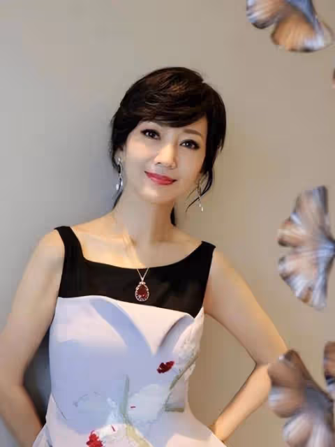趙雅芝全家福引發熱議:71歲「白娘子」的傳奇人生