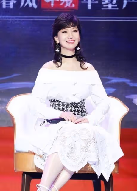 趙雅芝全家福引發熱議:71歲「白娘子」的傳奇人生