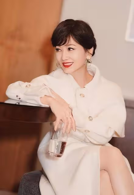 趙雅芝全家福引發熱議:71歲「白娘子」的傳奇人生
