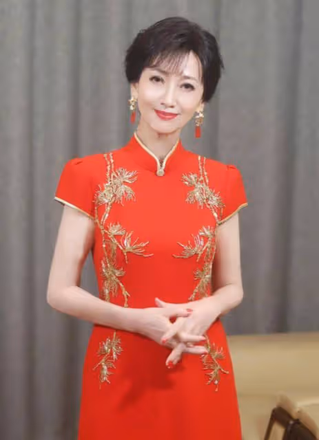 趙雅芝全家福引發熱議:71歲「白娘子」的傳奇人生