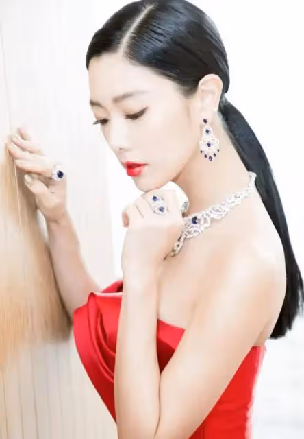 震驚!克拉拉寫真集驚艷全球:一個眼神背後藏著的千言萬語
