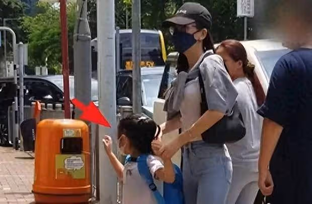 方媛打扮樸素送娃上學,小女兒背藍色書包一路蹦跳,母女溫馨互動引熱議