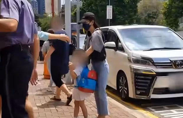 方媛打扮樸素送娃上學,小女兒背藍色書包一路蹦跳,母女溫馨互動引熱議