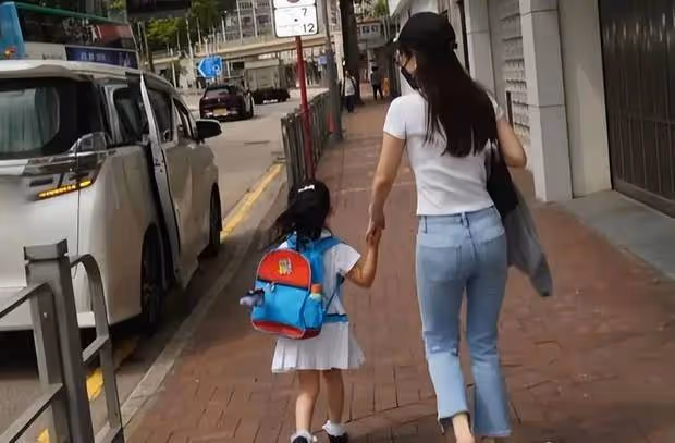 方媛打扮樸素送娃上學,小女兒背藍色書包一路蹦跳,母女溫馨互動引熱議