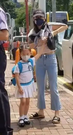 方媛打扮樸素送娃上學,小女兒背藍色書包一路蹦跳,母女溫馨互動引熱議