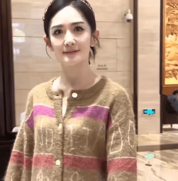 43歲謝娜瘦成紙片人?帶娃現身兒童樂園,網友:這哪是快樂家族元老的樣子!