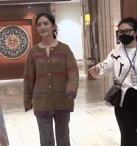 43歲謝娜瘦成紙片人?帶娃現身兒童樂園,網友:這哪是快樂家族元老的樣子!