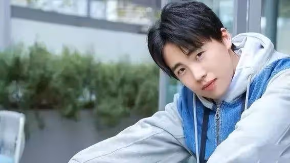 郭麒麟唱歌翻車變萌寵?央視鬼畜播放笑翻網友!
