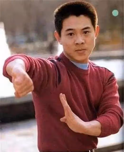 震驚!李連杰女兒命運天差地別,親爹態度大不同,網友:這也太...