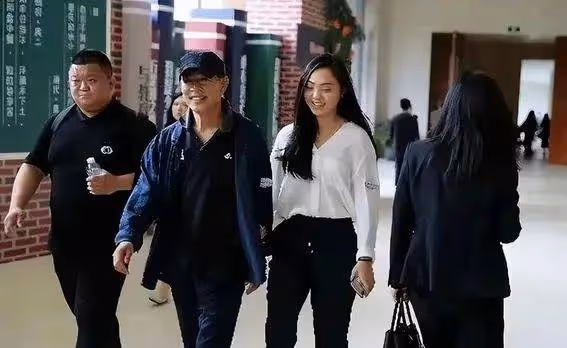 震驚!李連杰女兒命運天差地別,親爹態度大不同,網友:這也太...