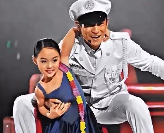 震驚!李連杰女兒命運天差地別,親爹態度大不同,網友:這也太...