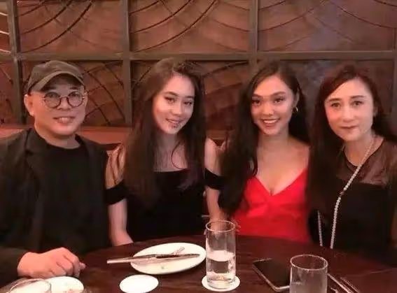 震驚!李連杰女兒命運天差地別,親爹態度大不同,網友:這也太...