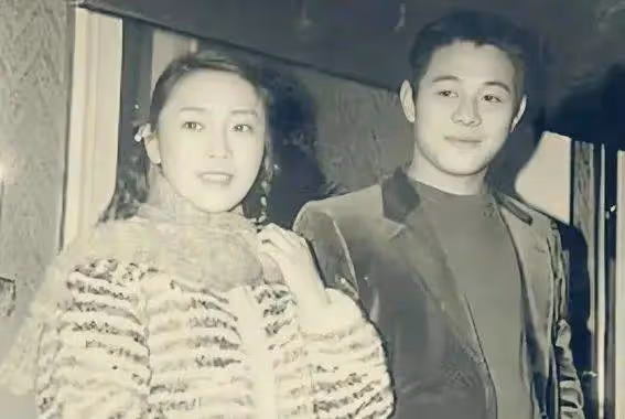震驚!李連杰女兒命運天差地別,親爹態度大不同,網友:這也太...