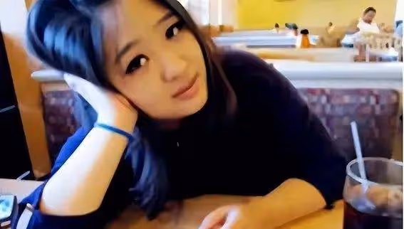 震驚!李連杰女兒命運天差地別,親爹態度大不同,網友:這也太...