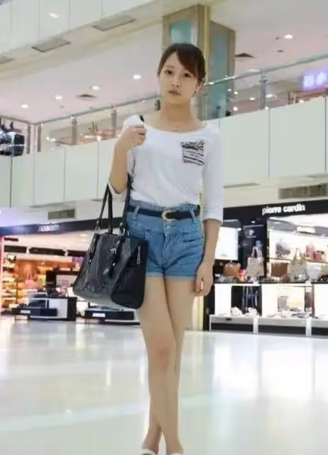 震驚!李連杰女兒命運天差地別,親爹態度大不同,網友:這也太...