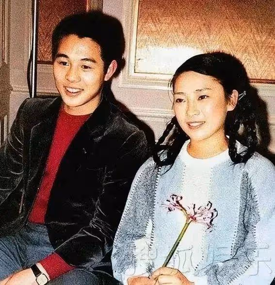 震驚!李連杰女兒命運天差地別,親爹態度大不同,網友:這也太...
