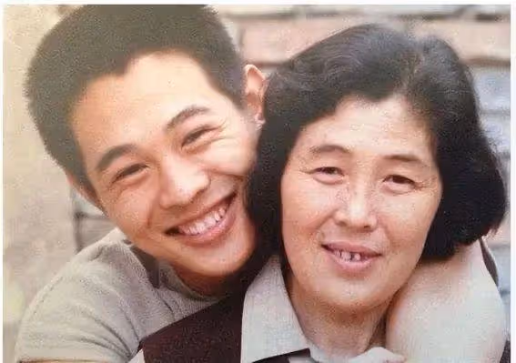 震驚!李連杰女兒命運天差地別,親爹態度大不同,網友:這也太...