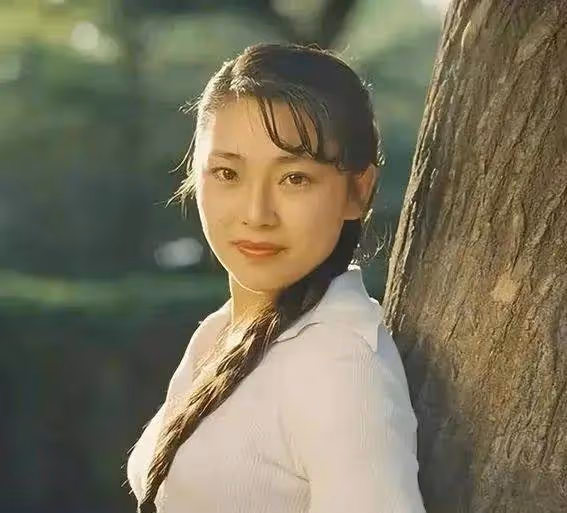 震驚!李連杰女兒命運天差地別,親爹態度大不同,網友:這也太...