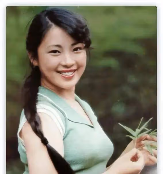 震驚!李連杰女兒命運天差地別,親爹態度大不同,網友:這也太...