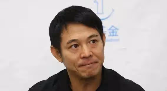 震驚!李連杰女兒命運天差地別,親爹態度大不同,網友:這也太...