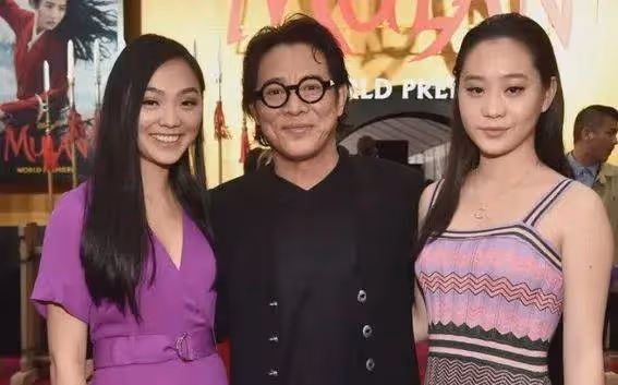 震驚!李連杰女兒命運天差地別,親爹態度大不同,網友:這也太...