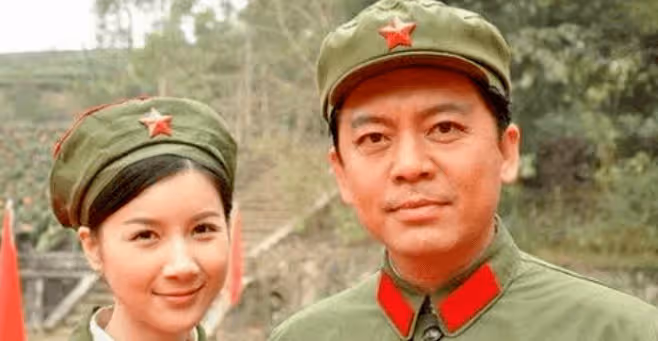 國家一級演員,為啥結婚多年無緋聞?看到他妻子就明白了,難怪當初拒絕鞏俐