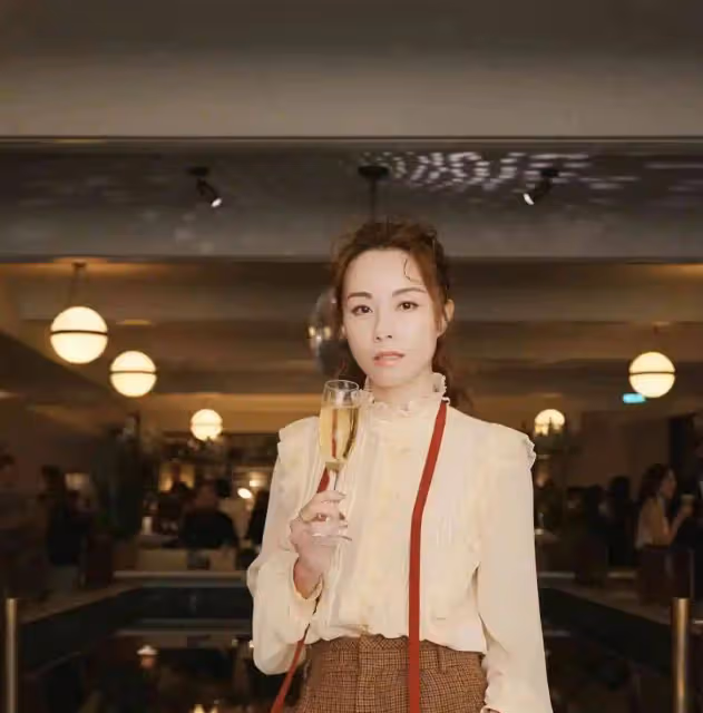 恭喜!香港知名女星新戀情曝光,男友遭曝正面照,身材高大兼顏值高撞臉韓星