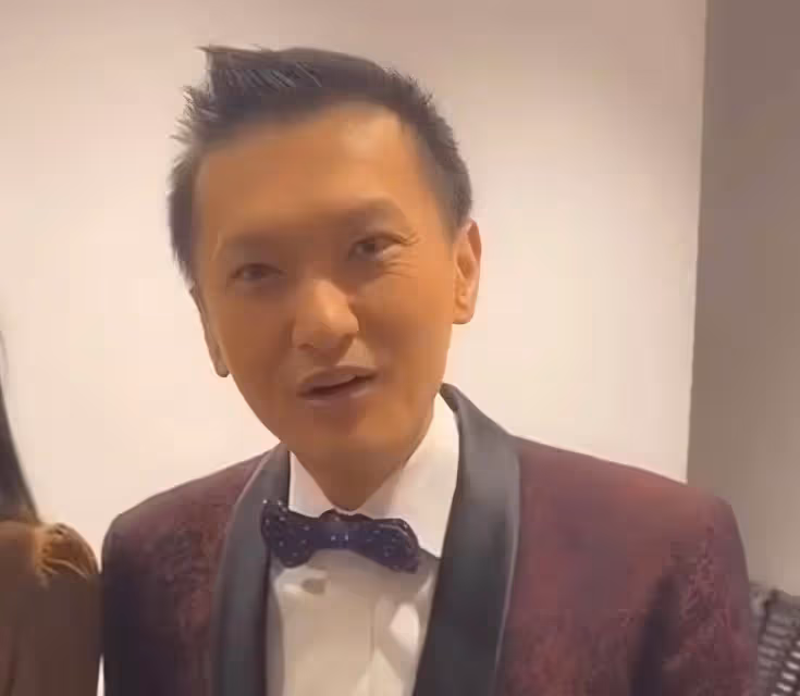 知名港星陳錦鴻一甩病容,顏值回春變帥大叔,自閉症兒子成績出眾