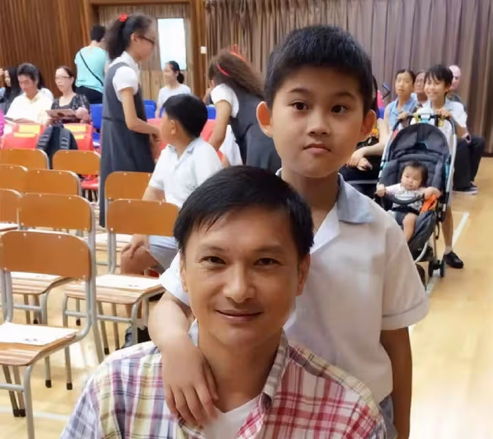 知名港星陳錦鴻一甩病容,顏值回春變帥大叔,自閉症兒子成績出眾
