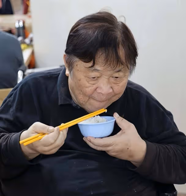 TVB老戲骨與女友分手,雙腳浮腫每天穿尿片,欠債60萬隨時破產